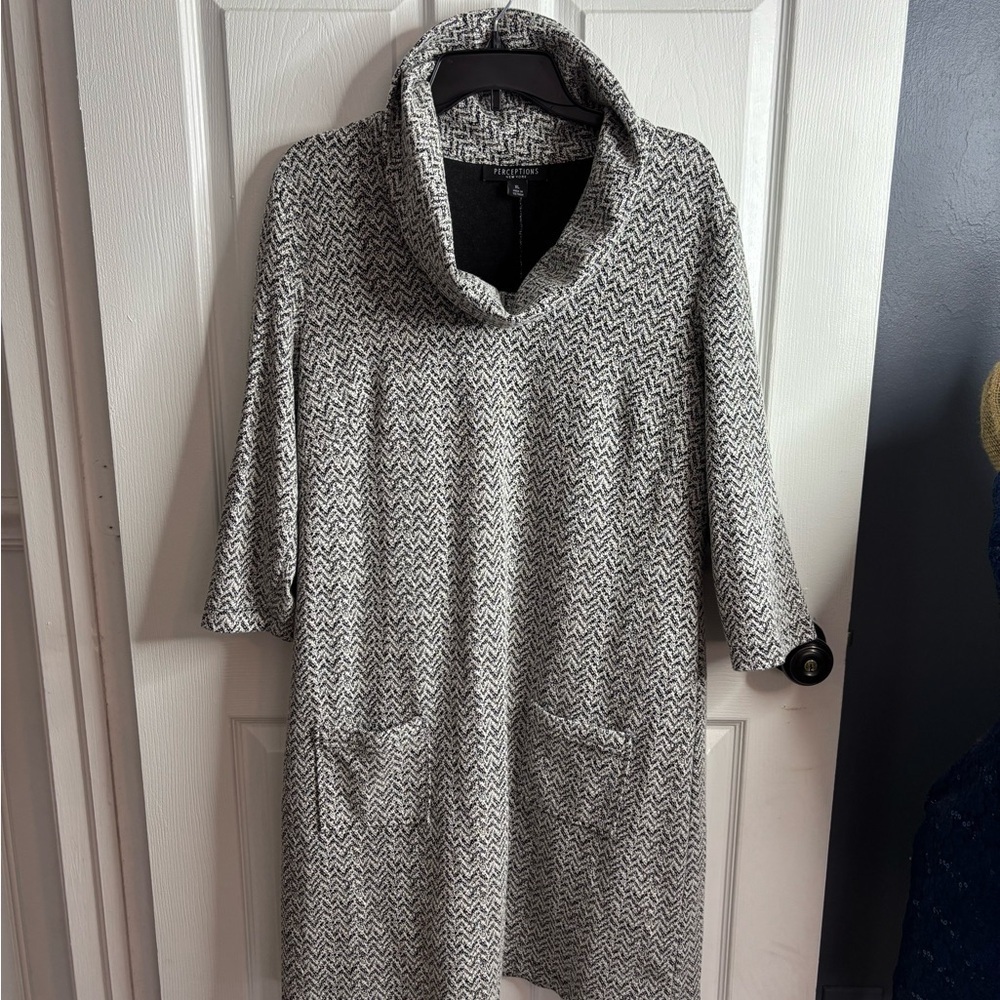 NWOT Perceptions Houndstooth Black and White, cowl neck Dress; XL. Pockets, soft